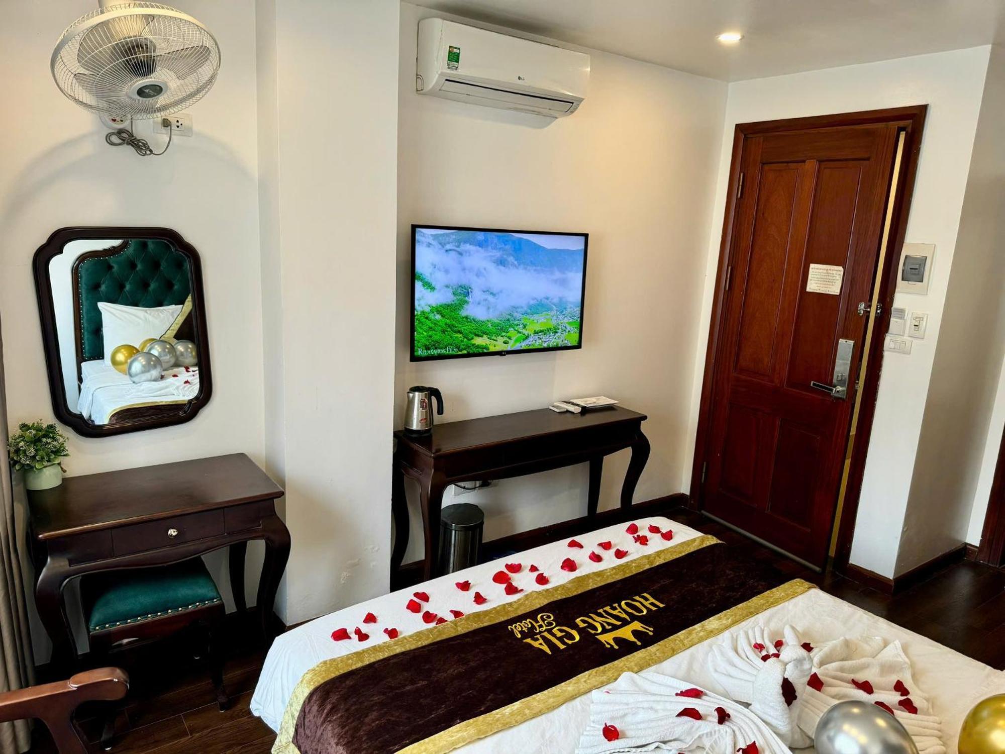 Hoang Gia Hotel Nhan Hoa Ханой Екстер'єр фото