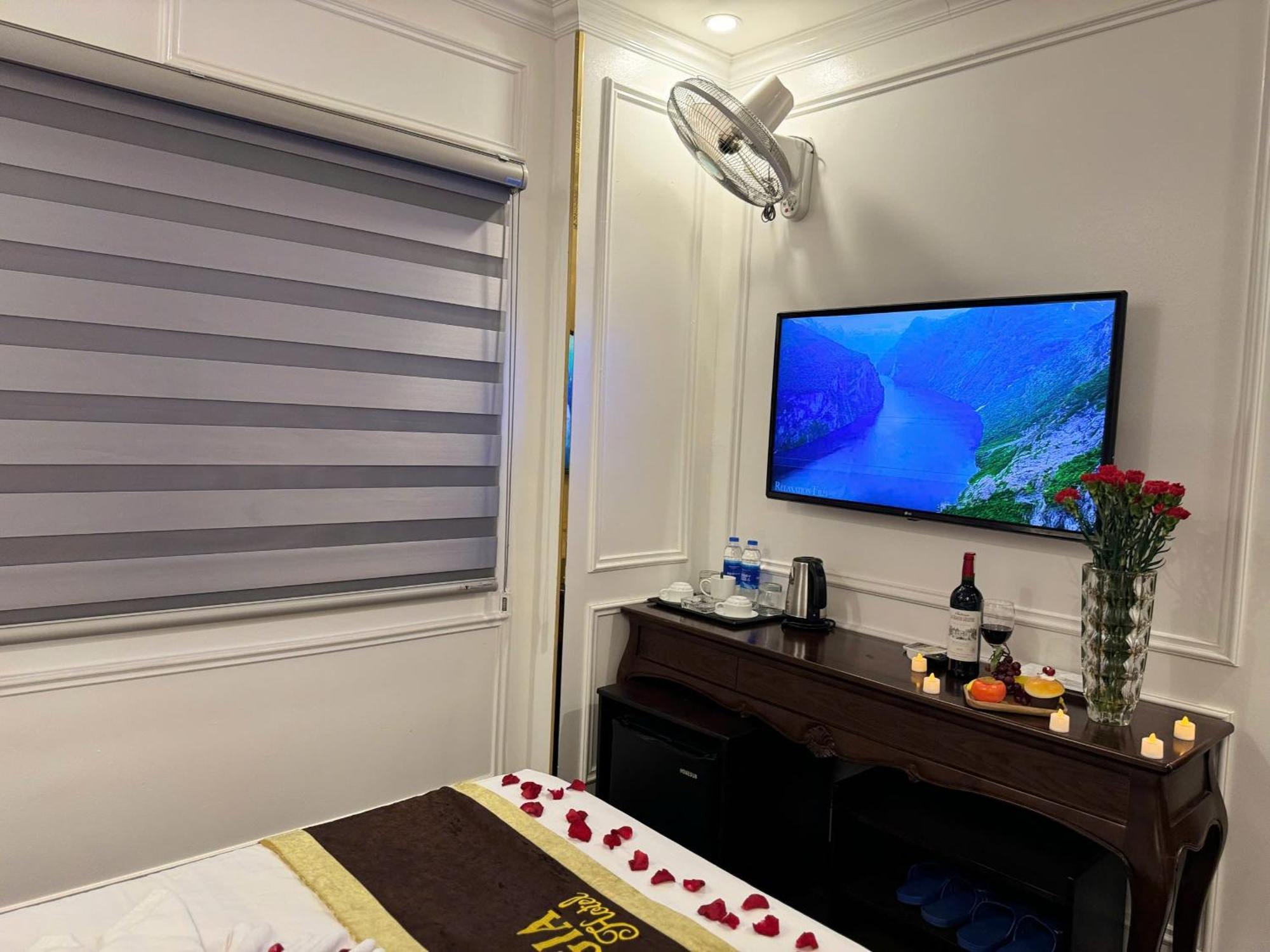 Hoang Gia Hotel Nhan Hoa Ханой Екстер'єр фото